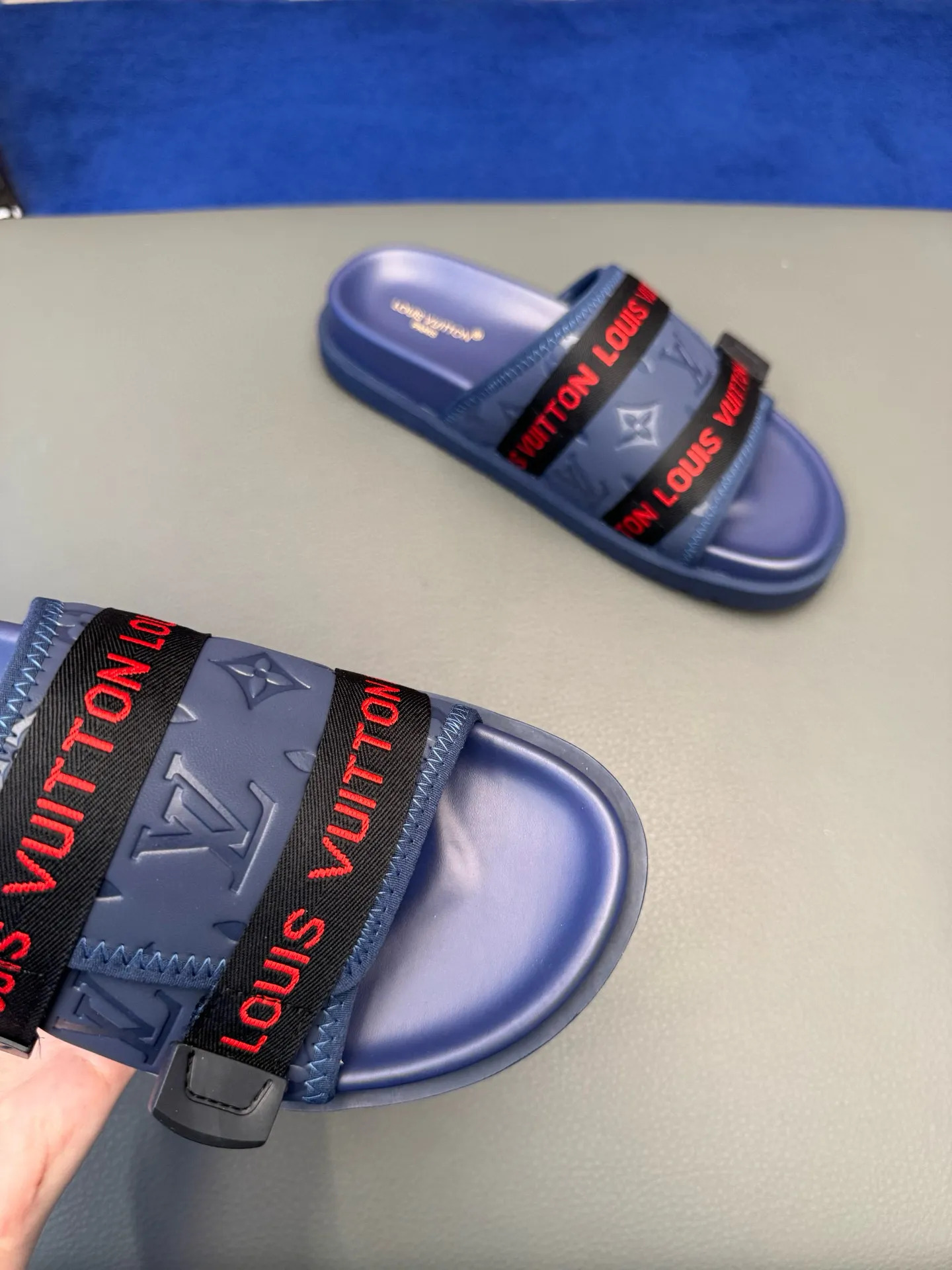 [L Home] P: 340💰Size: 38-45 Top purchasing lv men's summer slippers, classic presbyopia with soft real leather lining, unique color splicing effect, distinctive personality, fashionable and trendy essential style, light and comfortable. Lightweight and tough rubber insole, micro ridged foam outsole, super comfortable!